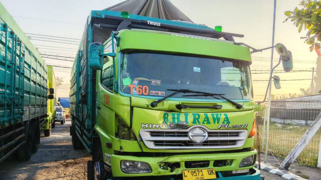 Truk Hino yang menabrak sepeda motor honda Revo dalam penanganan Satlantas Polres Bojonegoro, Senin (8/6). Foto dok./Rinna H.