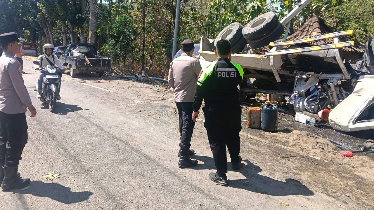 Truk Molen Terbalik Ditanjakan Kawengan Kedewan, Sopir Tewas di TKP