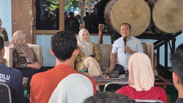 Choirul Anam, anggota Komisi C memberikan tanggapan terkait keluhan para peserta dalam giat TM di Dispudpar Bojonegoro, Kamis (12/3). Foto : KD/ Rinna H.