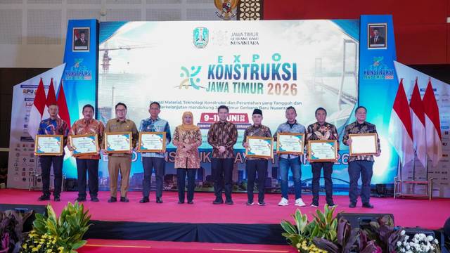 Sejumlah Kabupten lain saat foto bersama dengan Gubernur Jatim Khofifah saat menerima penghargaan masing-masing kategori. Foto : dok./Rinna H.