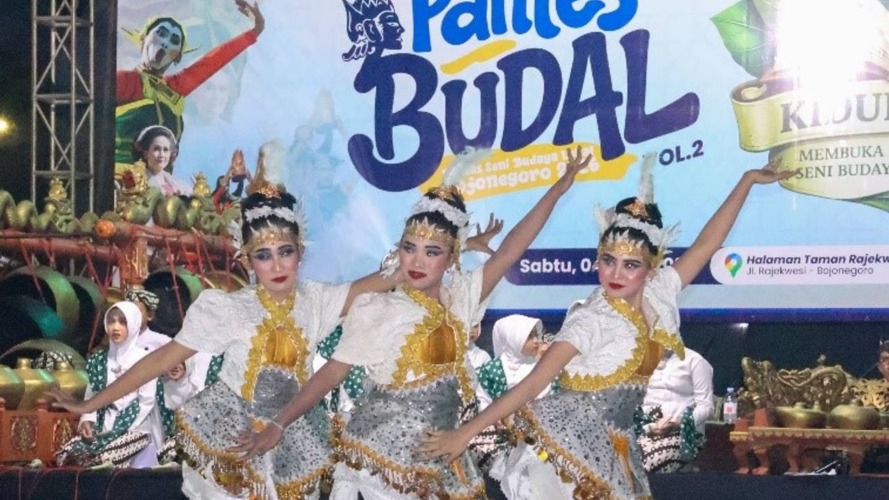 Lestarikan Seni Budaya Lokal Disbudpar Bojonegoro dan PPSBB Gelar Pantes Budal di Taman Rajekwesi