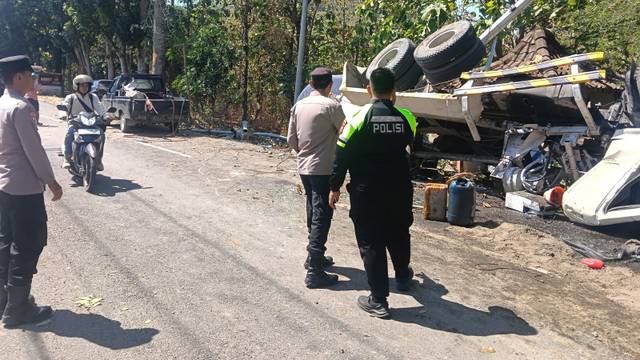 Truk Molen Terbalik Ditanjakan Kawengan Kedewan, Sopir Tewas di TKP