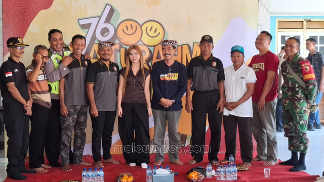 Pj. Kades&nbsp; Sukorejo Suparman bersama perangkat desa beserta perwakilan Polsek dan Koramil Tambakrejo foto bersama dengan Leona Zhen Guest Star 76 Silaturahmi Heppiii, Minggu (28/6). Foto : Elfareda Widya P.