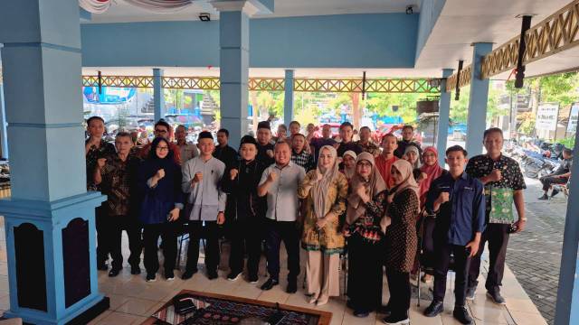 Foto bersama peserta Pawai Obor sekolah dari berbagai lembaga sekolah di Bojonegoro, Dispudpar Bojonegoro, Anggota DPRD Bojonegoro dan Aura Global Promotama.