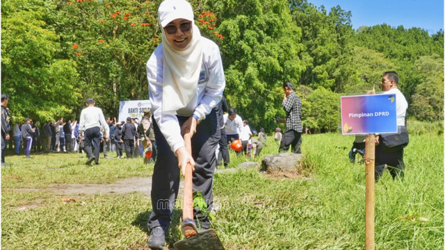 Wakil Ketua DPRD Jatim Sri Wahyuni Bersama ADPSI Tanam 500 Bibit Pohon di Danau Buyan Untuk Investasi Masa Depan