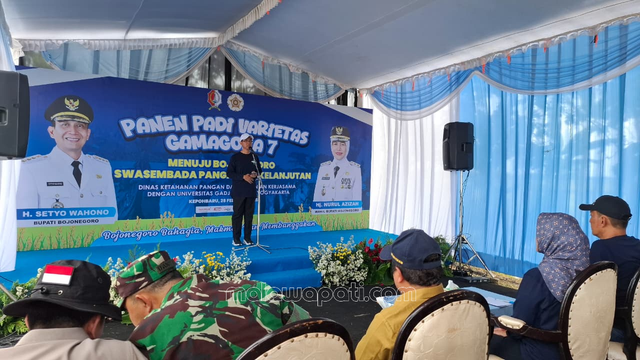 Kepala DKKP Kabupaten Bojonegoro Zainal Fanani memberikan penjelasan saat kegiatan panen&nbsp;padi varietas ‘Gamagora 7’ di Desa Bayemgede Kecamatan Kepohbaru, Sabtu (28/2). Foto : Rinna H.