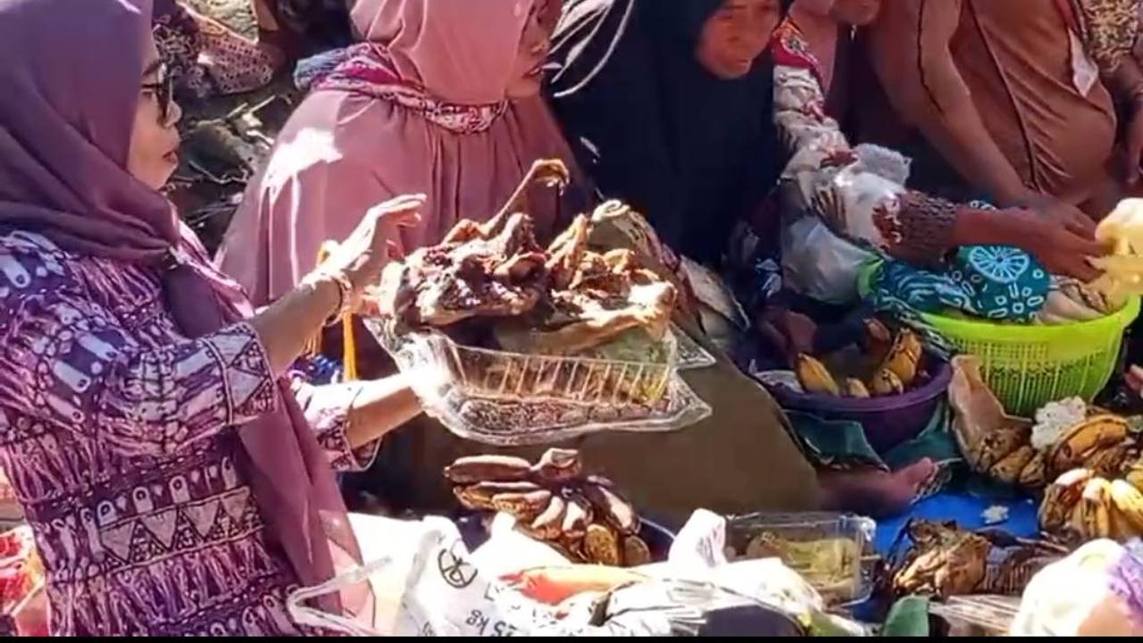 Bersyukur Hasil Panen Jagung Melimpah, Petani Hutan Desa Clebung Lakukan Sedekah Bumi