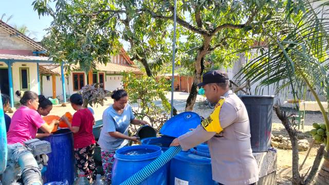 Terdampak Kekeringan, Polisi Salurkan 16 Ribu Liter Air Bersih Ke Warga Ngambon