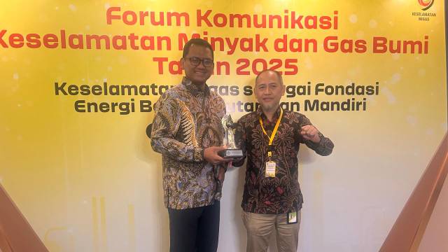 Piala penghargaan yang diterima PEPC dalam event Patra Nirbhaya Karya Utama Adinugraha IV dalam Forum Komunikasi Keselamatan Migas Tahun 2025. Foto : dok. PEPC/ Rinna H.