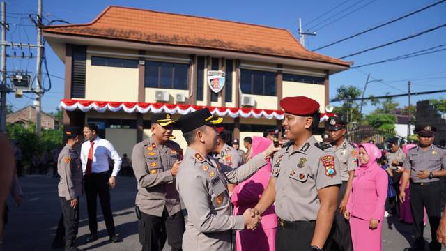 Kapolres Bojonegoro AKBP Afrian dan Waka Polres Bojonegoro Kompol Yoyok memberikan ucapan selamat atas kenaikan pangkat anggotanya, Selasa (1/7). Foto : dok./ Rinna H