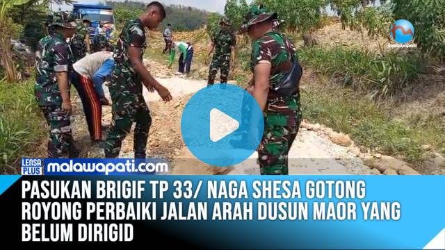 Pasukan Brigif TP/ 33 Naga Shesa Gotong Royong Perbaiki Jalan Arah Dusun Maor Yang Belum Dirigid