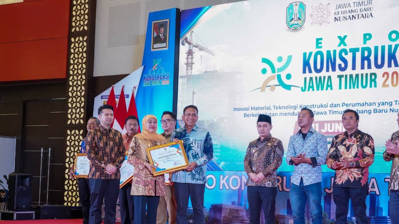 Peduli Pada Rumah Tak Layak Huni, Pemkab Bojonegoro Terima Penghargaan Terbaik 2 Tertinggi di Jatim