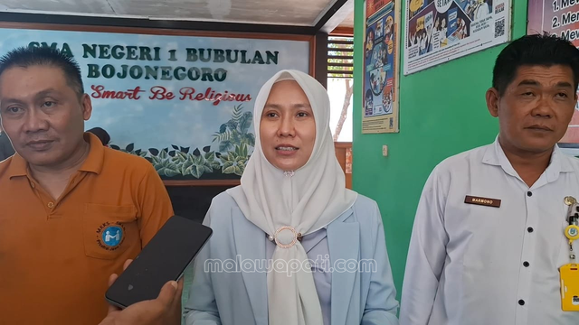 Profil Sri Wahyuni, Wakil ketua DPRD Jatim saat berkunjung ke SMA N 1 Bubulan, Rabu (22/7). Foto : Rinna H.