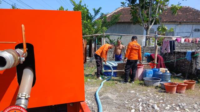 Dampak Kekeringan, BPBD Bojonegoro Masih Salurkan Bantuan Air Bersih ke Desa Deru