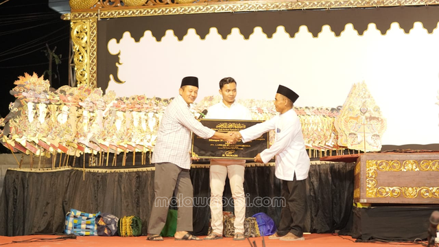 H. Muhadi Founder Laskar Buah Corp menyerahkan secara simbolis pada pengurus Masjid Laskar Jambe, Sabtu (27/6). Foto : dok./ Rinna H.