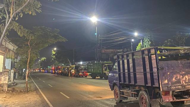 Antrean Truk dan Bus Mengular di Sejumlah SPBU Bojonegoro