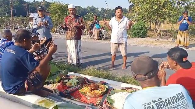 Wujud Syukur Atas Hasil Panen, Petani Desa Kedungbondo Lakukan Ritual Tradisi Wiwitan