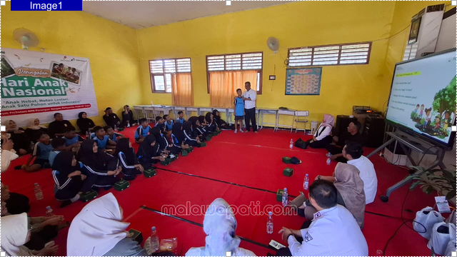 Suasana ceria mengikuti edukasi tentang pohon dan hutan di SD Negeri Sidonganti II Kecamatan Kerek, Tuban, Jum'at (24/7). Foto : Rinna H.