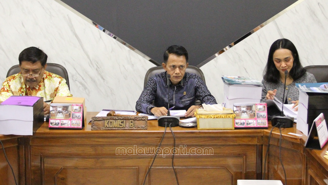 Wakil Ketua Komisi B DPRD Bojonegoro Lasuri saat memimpin rapat dalam ruangan Komisi B DPRD Bojonegoro. foto : dok./ Rinna H.