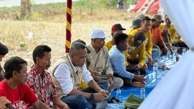 Rombongan bertemu warga di Desa Bandungrejo untuk berdiskusi dengan Koperasi Tani. Foto : dok./ Alham M.ubey